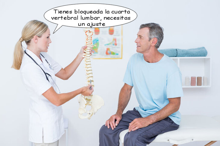doctora-mostrando-ejemplo-de-anatomia-a-paciente